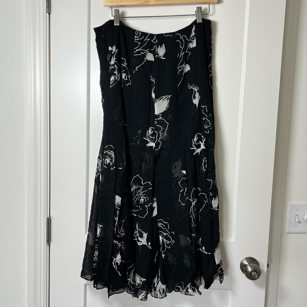 Dana Buchman Petites Vintage 100% Silk Black & White Rose Floral Maxi Skirt 🥀